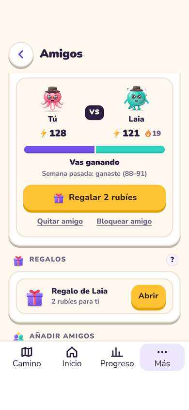 Duelo semanal de Octi contra Parlo, los dos con sombrero y gafas, un marcador ajustado y un regalo por abrir